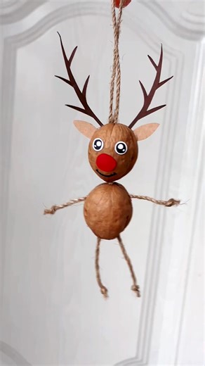 Use two walnut shells to make a cute little elk, come and try #kindergartenhandicraft #turnwasteintotreasure #handmade #diy #parentchild #handicraft #creative #fun paper craft | paper craft