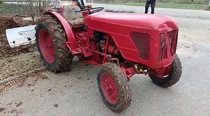 Tractor Barreiros visto en Villoria de Órbigo (León), utilizado para trabajar el lúpulo. | Fundación Eduardo Barreiros