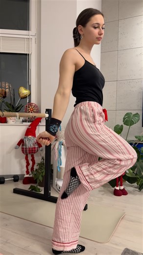 Julia Laszczyk on Instagram: "Lazy pyjamas training🥱 Babskie dni dopadły ostro ale trzeba się w końcu ruszyć🫩😣 #calisthenics #streetworkout #frontlever #calisthenicsworkout #calisthenicsgirls #streetworkoutgirls #handstand"