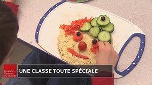 Six enfants atteints du spectre de l'autisme apprennent les rudiments de la cuisine dans leur classe de l'école spécialisée Marie-Leneuf, à Trois-Rivières. Chaque semaine, les élèves de Geneviève Lauzé préparent une recette, à leur rythme. Le reportage d'Anne-Andrée Venice Daneau | ICI Mauricie Centre-du-Québec