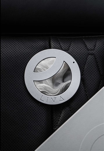 Warme Tiefe, leise Eleganz🩶 Silver Look ist ein Duft, der den Fahrraum mit sinnlicher Ruhe füllt. Getragen von Oudh und orientalischer Intensität. #LivaSolution #CarFreshener #StMoritz #INeedSwitzerland #POV