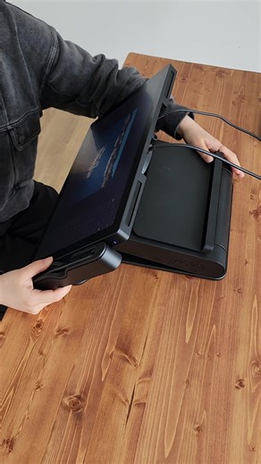 プロ向けの #液晶ペンタブレット シリーズ Wacom Cintiq Pro。 最もコンパクトなサイズの17インチのモデルには、スタンドが2種類あります✌ 💡別売の専用スタンド スライド型のロック一つで柔軟な角度調整♪ 様々な姿勢での作業ができます✨ 💡本体に同梱の簡易スタンド 角度は固定で取り付けも簡単。 場所を選ばず、持ち運びもできるかも⁉ 動画でスタンドを使っている様子をぜひチェックしてみてください👀 製品情報はこちら https://estore.wacom.jp/ja-JP/category/pen-displays/wacom-cintiq-pro/17.html ・ ・ #wacom #ワコム ⁣#液タブ #illustration #artwork #drawing #design #creative #イラスト #イラストグラム #購入特典 #持ち運び ⁣⁣⁣⁣⁣⁣#絵描きさんと繋がりたい #絵師さんと繋がりたい #イラスト好きな人と繋がりたい #ガジェット #ガジェット好き | ワコム クリエイティブ プロ/Wacom Creative Pros Japan