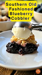 Southern Old-Fashioned Blueberry Cobbler – Don’t Lose This Recipe 💬 Every kitchen has its favorite story — what’s yours? Tell us which Southern dessert warms your heart the most this season. When the chill of winter meets the warmth of a Southern kitchen, this blueberry cobbler feels like a little miracle — buttery, deep violet, and bubbling beneath a golden crust. It’s baked the old way, slow and patient, in the kind of oven that’s seen more memories than years. The scent fills the house like 