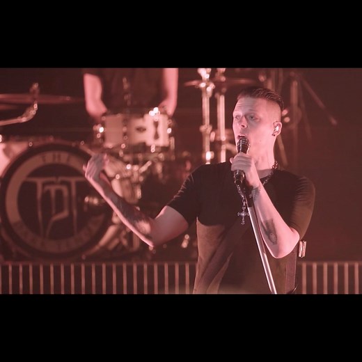 Akustisk koncert! Oplev en uforglemmelig nytårsaften med Dark Tenor i det smukke Deutsche Haus i Flensborg den 10.01.2026. Den enestående sanger akkompagneres af sit eksklusive kvartet-ensemble, bestående af flygel, cello, percussion-instrumenter og akustisk guitar. Denne kombination sikrer en helt særlig musikalsk oplevelse. Billys humoristiske væsen og hans musikeres charme vil naturligvis heller ikke mangle. | The Dark Tenor