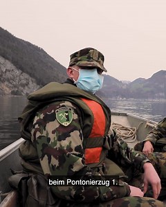 24K views · 256 reactions | Wasser ist ihr Element. Zur Funktion Pontonier gehört eine Schiffsführerausbildung. Rekruten der Genieschule 73 üben dazu auf dem Vierwaldstättersee mit dem Übersetzboot für die bevorstehende Prüfung, welche auch im Zivilen anerkannt ist. Mit Ihrem Können unterstützen sie nicht nur militärische Aktionen, sondern können auch zugunsten der Bevölkerung eingesetzt werden. | Schweizer Armee | Facebook