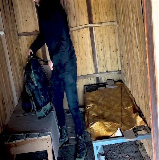 Hided in an abandoned log cabin from a snowstorm - caught in a snowstorm | Building Skills