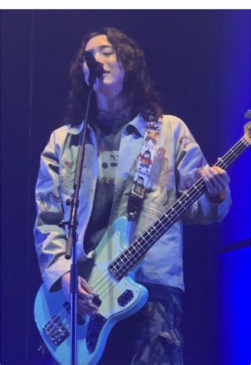 波に名前をつけること、僕らの呼吸に終わりがあること。 初めて聴けてめちゃくちゃ嬉しかったんだ…😭✊ あとシンプルにベースが上手いーーー‼️ 2025/12/13 キタニタツヤ ONE MAN HALL TOUR 2025 CREPUSCULAR @東京ガーデンシアター #キタニタツヤ #波に名前をつけること僕らの呼吸に終わりがあること #CREPUSCULAR