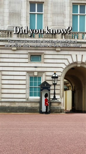 You’re not watching actors. You’re watching active British Army soldiers! Here are some things you probably didn’t know about the guards at Buckingham Palace 👑 Save this before your London trip. Buckingham Palace guards, changing of the guard London, London history facts, British Army, London travel tips #BuckinghamPalace #LondonTravel #ChangingOfTheGuard #VisitLondon #UKHistory
