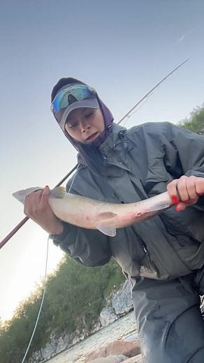 Tea Marja Aslaksen e ei skikkelig flott jenta også fiske ho også! Se på den her godbiten av en film fra fluefiske i Finnmark #fishing #fishingfun#fishinggirl #girlpower#flyfishing #ladyangler #norway #fluefiske #fisketur #fblifestyle #nails #nailinspo | Fiske i Nord-Norge