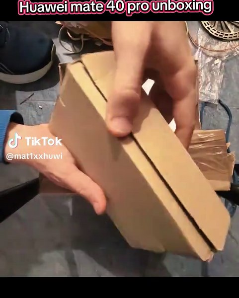 Unboxing the Huawei Mate 40 Pro Smartphone