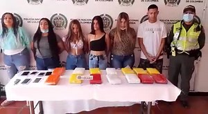 4.5M views · 10K reactions | Atentos: estos son las 5 mujeres y el hombre, capturados esta madrugada en el @aeropuertobaq cuando pretendían salir hacia Bogotá con varios paquetes que contenían cocaína. Una de las mujeres, utilizó una "barriga e trapo", para despistar a las autoridades. Video: @policiadecolombia Antinarcóticos. | Emisora Atlántico | Facebook