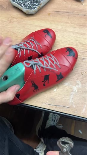 Majk Novak | Buty w koty! Czerwoniutkie! Jak Wam się podobają? Dajcie znać! #majknovak #projektantbutów #obuwie #trampki #koty | Instagram