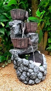 🔸 FUENTE DE AGUA VASIJAS VIOLETA🔸 🌿 El lila, es un color elegante, según el Feng Shui, es un color que transmuta la energía y las situaciones dolorosas (pérdidas, separaciones, crisis económicas, muerte, duelo), por lo que es ideal para quien está pasando un proceso de superación de alguna situación dolorosa, además de ser excelente para quien padece de insomnio por su poder calmante y pacificador, por lo que se recomienda especialmente en dormitorios. 🍃 Tip para decorar: El violeta es un co