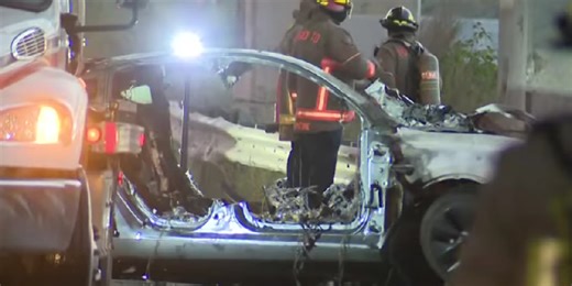 Patru tineri au ars de vii, blocați în interiorul unei mașini Tesla: ușile electronice nu au funcționat în urma unui accident. VIDEO