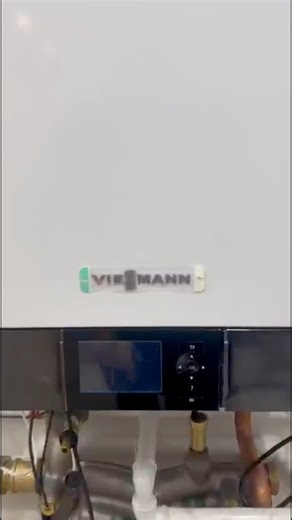 Punerea în funcțiune (PIF) la Viessmann Vitodens 200 – 49 kW este o etapă esențială pentru funcționarea corectă și sigură a centralei. În cadrul PIF se verifică instalația de gaz și apă, se fac reglajele de ardere, se setează parametrii de funcționare și se validează echipamentul conform cerințelor producătorului. Vitotronic 200 este automatizarea centralei, responsabilă de controlul precis al temperaturilor, modularea puterii și optimizarea consumului. Vitotrol 200 este regulatorul de ambient, 