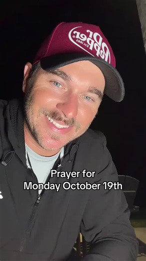 Share this prayer with 3 people you love! Have an absolutely blessed Monday 🙌🏼