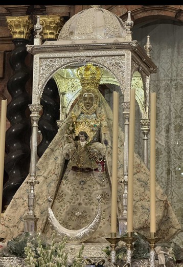 LA ANDALUCÍA QUE NO CONOCES | Capítulo 4: La Bajá de la Virgen de la Sierra y el Serranito ❤️💚💛🤍 Hay tradiciones que no se explican, se viven… Y si hay una fecha que para un egabrense está marcada en el calendario, es el 4 de septiembre, cuando comienza la tradicional Bajá de la Virgen de la Sierra de Cabra. Desde su Santuario hasta el pueblo, miles de personas acompañan a la Patrona en uno de los momentos más especiales de la Feria de Cabra, una tradición que une devoción, historia y emoción