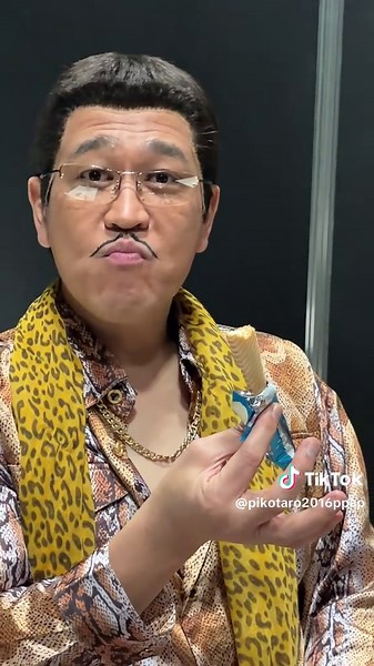 お菓子を食べると、つい指があがっちゃうみたいです😌 When PIKOTARO eats snacks, his finger just naturally pops up 😌 byマネージャー #PPAP #PIKOTARO #ピコ太郎 #PPAP10周年
