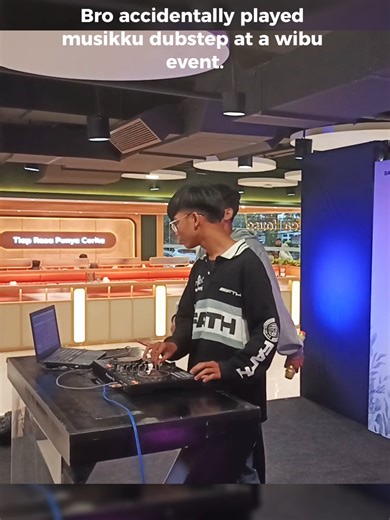 Kepeleset dikit, tiba-tiba bawain anthem wkwkwkwk Tapi gapapa deng...itung-itung nyari orang yang masih setia sama dia (Dubstep maksudnya v:) • Track :Musikku Dubstep (Janda Collective Remix) • • #dj #djindo #djremix #musicproducer #fyp #viral #tiktok #trending #edm #dubstep #music #virtualriot #janda #riddim #meme #heavy #bass #rave #indonesia #america #remix #edit #flip #bootleg #id #sunda #tearout #disciple #banger