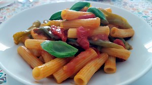Sedanini con Friggitelli e Pomodorini. Sedanini pasta with Peppers and cherry tomatoes. Delicious. Italian recipe. Share the recipe. Please 1 like on the FAN PAGE. ⤵⤵⤵⤵ https://www.facebook.com/italianvideorecipes/ | Cooking with Enza Saverio & Friends Italian recipes Ricette Italiane