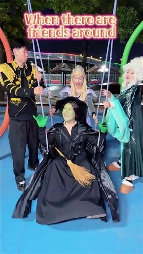 The difference between having friends and not having friends!#Glinda #Wicked #Elphaba