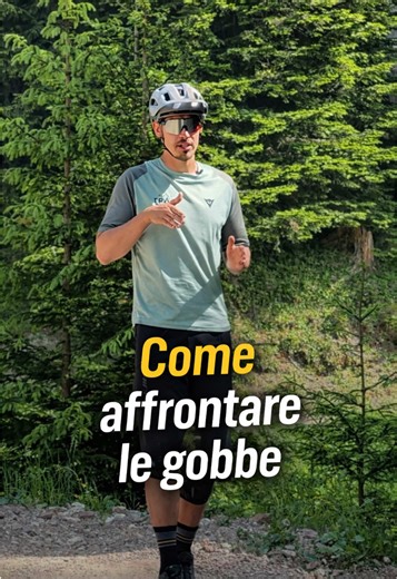 Come affrontare le gobbe non dipende solo dalla gobba, ma anche dalla velocità. • A bassa velocità utilizzi il corpo come massa: il core lavora in modo attivo, accompagni il terreno e spingi sui pedali per trasformare peso e movimento in velocità. • Ad alta velocità la massa del corpo rimane neutra: il core stabilizza il busto, mentre braccia e gambe assorbono e restituiscono energia senza forzare. Sul trail queste due modalità non sono separate. Si alternano e si combinano in rapidissima succes