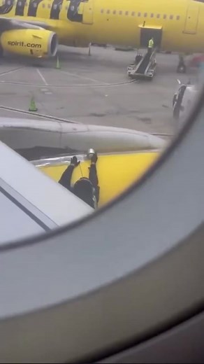 Im only flying southwest now 😤 #spirit #spiritairlines #plane #planecrash #cockpit #airline #flight #fly #scary #omg #mindboggling