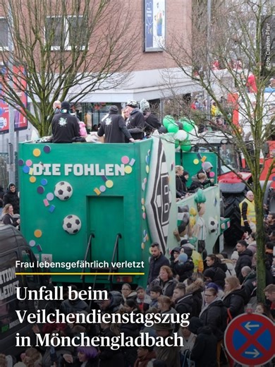 Beim Veilchendienstagszug in Mönchengladbach ist eine Frau lebensgefährlich verletzt worden (Stand 19 Uhr), die als sogenannter „Wagenengel“ im Einsatz war. Der Verkehrsunfall mit einem Linienbus passierte an der Ecke Bismarckstraße/Regentenstraße. Der Zug war kurzzeitig unterbrochen worden und wurde dann über die Kaiserstraße, Sittardstraße und Goebenstraße umgeleitet, gegen 17.30 Uhr erreichte der letzte Wagen sein Ziel im Bereich des Hauptbahnhofs. Alle aktuellen Updates zu dem Unfall und wei