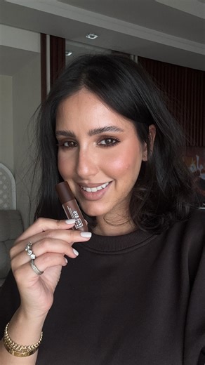 R A W A A • B E A U T Y on Instagram: "Makeup Tutorial - yeux Liquid Eyeshadow @3ina Mascara bordeau @sephorafrance Mascara marron @toofacedlovesfrance Crayon yeux marron @wonderskin Recourbe cils @catrice.cosmetics Sinon J’ai fixé mes sourcils avec le gel de @asmaeamraniofficiel Contour des levres ref (run don’t walk) de la marque @essence_cosmetics.arabia Rouge a lèvres @hudabeauty ref anniversary #tutorial #makeup #crashtest"