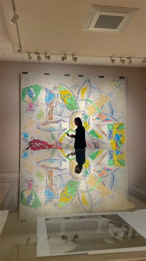 CHAGALL a Ravenna! La grande mostra “CHAGALL in mosaico. Dal progetto all’opera”, illumina il MAR, museo della città, e inaugura la IX Biennale di Mosaico Contemporaneo. Scopri la mostra ➜ mar.ra.it/evento/marc-chagall-e-il-mosaico Per la prima volta in Italia — la visione emozionante di Le Grand Soleil (1965–1967): un’opera monumentale e luminosa, realizzata con il mosaicista Lino Melano, che Chagall dedicò alla moglie Valentina. Rimasta nascosta al pubblico per decenni, torna oggi al suo splen