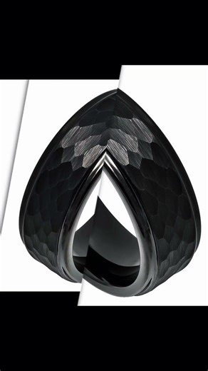 This Hammered Black Ring Doesn’t Look “Normal” — That’s Why It Wins 🔥