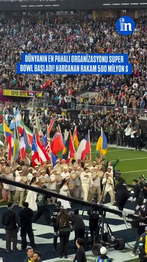 I N T E R E S I A W O R L D on Instagram: "DÜNYANIN EN PAHALI ORGANİZASYONU SUPER BOWL BAŞLADI: BÜTÇE 150 M$, EKONOMİK ETKİ 500 M$! Amerikan futbolunun zirvesi Super Bowl LX, Californiya’daki Levi’s Stadium’da başladı. Dünyanın en pahalı spor ve eğlence organizasyonlarından biri olan Super Bowl, sadece bir maç değil; dev bir medya, eğlence ve ticaret şovu olarak öne çıkıyor. Bu yılın devre arası gösterisinde Bad Bunny ve Lady Gaga sahne aldı. Sahne, ışık ve prodüksiyon maliyetleri 10–15 milyon d