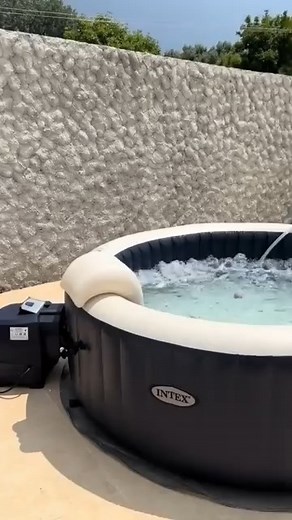 ¿Deseas relajarte ?😉 ¡Que esperas con Intex PureSpa Greywood Deluxe obtienes una agradable experiencia de spa en casa!🫧😌💦 ✔️ El masaje con burbujas proporciona agua maravillosamente tibia a través de docenas de chorros de burbujas calientes. ✔️ El spa tiene un diseño llamativo gracias a la madera gris que se asemeja a un lujoso aspecto de madera. Con un diámetro de 216 centímetros, este spa ofrece espacio para nada menos que 6 personas. ✔️ Con un diámetro de 216 cm, el spa es muy espacioso. 