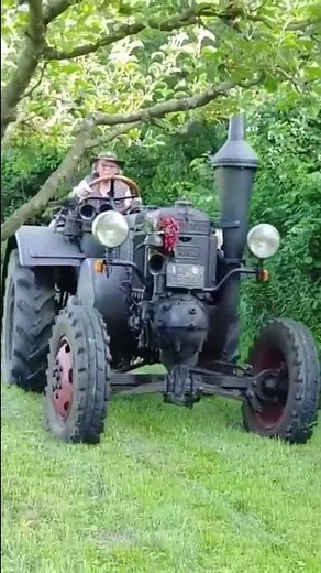 Lanz Bulldog in ACTION! Mit Bravour den Stich hoch und um Kurve gefahren! Achtung! Gefahr durch Ast!