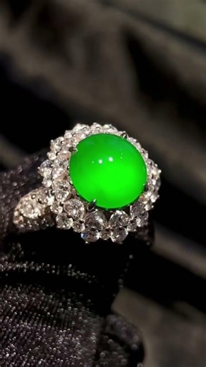 #翡翠 💍缅甸高冰帝王绿鸽子蛋戒指满色凝翠，水头十足～色浓饱满，种水色俱佳，起光起胶，重金豪镶设计，佩戴上手贵气十足整体13.6X13.1X10.6 裸石8.8X7.8X3.6