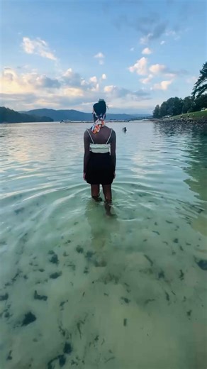 This lake in South Carolina honestly looks like the Caribbean! Have you been to Lake Jocassee, South Carolina? Head to Devil’s Fork State Park to access some swimming areas, but to reach the waterfalls that feed into it and many secluded beaches, you’ll need a boat or kayak! Have you been to this epic spot? #SouthCarolina #lakejocassee | Ganza Media