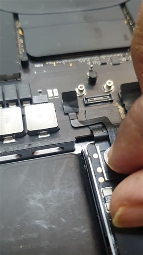 A2485 macbook pro battery replacement #macbookpro #batterydrain