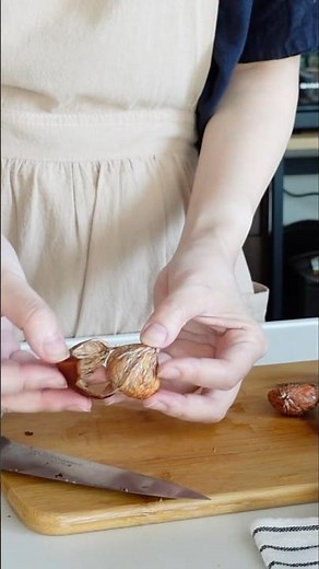 簡単すぎてびっくり！硬い栗の皮を手で簡単にむく方法🌰#shorts