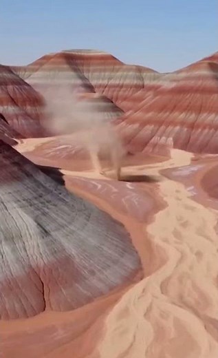 Discover mesmerizing phenomenon of airborne sand : stunning bentonite hills of Utah