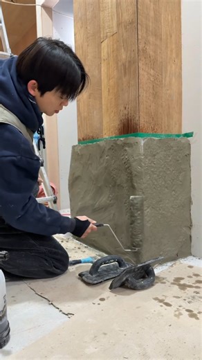 \b컨트리베이스코리아 on Instagram: "Design Concerete 주춧돌 실내 공간에 자연석을 활용했을때 단점인 메지라인을 가리고 공간에 필요로하는 색상과 기둥이 박힌듯한 형태의 주춧돌 제작입니다. 사용자재 - Dezacon Wall Gray 일본의 조각용 자재인 Dezacon Wall은 섬세한 입자와 경량성을 가진 특수 몰탈로 작업성과 디테일한 표면을 표현할 수 있는 전문가용 몰탈입니다. #조형물제작 #인테리어디자인 #오브제 #stoneart #스톤오브제"