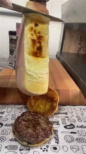 This Cheesy Burger Is Pure Perfection! Ultimate Cheese Pull 🍔🔥 #burger #cheesyburger