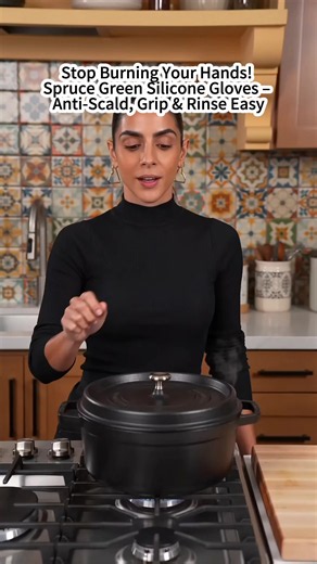 Heatproof Kitchen Gloves: These silicone oven mitts are padded with cotton for extra protection against high temperatures. Perfect for handling hot baking trays, pots, and pans from the oven #hearproofgloves #kitchensiliconegloves #siliconegloves #tiktokshop