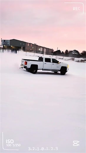 Duramax 2500 doing donuts in the snow #fast #duramax #dieselpower #silverado_2500hd