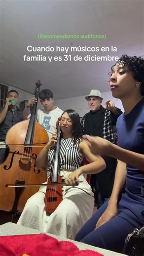 Imposible no hacer música en nuestras reuniones jeje 🥳🥳🥳 #felizaño2026 #familia #musica #humor con mis primos @ale✨ y @Sil 🪷🌕⚜️ ❤️❤️❤️❤️