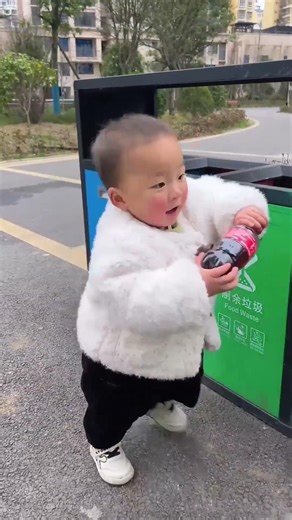 Cool Items! 🥰 Delicious strawberries—it's magic! #Funnyfamilygames #Shorts