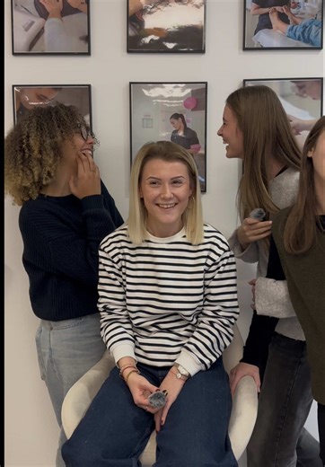 Parce qu'avant une interview réussie, il y a toujours des rires... 😂 🎥 Portraits d'apprenties - épisode 1, ça arrive très bientôt ! ___ @CMA France #portraitdapprenties #apprentiesesthetique #formationesthetique #esthetiqueprofessionnelle #coulissesformation