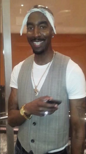 Tupac lookalike in the New York City