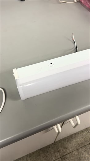 Iluminación LED Lineal de 2FT con 5 Temperaturas de Color