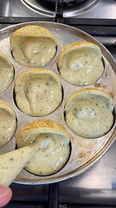 Saltede æbleskiver til nytår 🌊❤️⚫️ Her får du min saltede æbleskiveopskrift som jeg bager ved enhver anledning. Det er billigt, nemt og ekstremt lækkert både som tilbehør til en ret og som en snack. Opskriften er lavet med inspiration fra en af mine helt store idoler Thomas Herman - så hvis du synes at disse æbleskiver er frække, skal du skynde dig ind og tjekke @hermansverden ’s udgave med ‘Brændende kærlighed’ Ingredienser: 1/2 tsk salt 1/2 tsk bagepulver 75 g hvedemel 40 g smør 1 dl fløde 5 