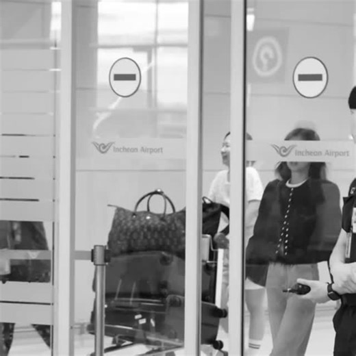 @mee_xxhx on Instagram: "The way the security guard looking at her😩……. #jennie #blackpink #kpop #fypppppppppppppppppppppppppppppppppppppppppppppppppppppppppppppppppppppp #viral"